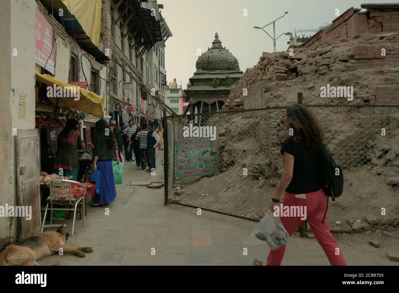 Fußgänger zu Fuß auf einer Gasse zwischen Wohngebiet und einem kulturellen Erbe Ort durch die Erdbeben 2015 in Kathmandu, Nepal betroffen. Stockfoto
