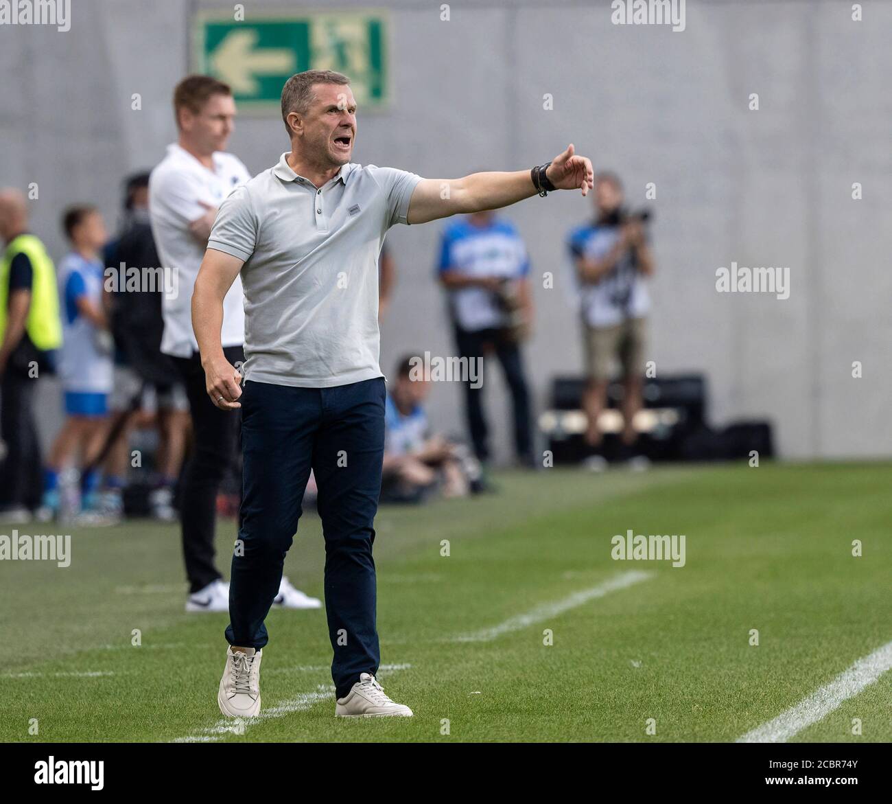 BUDAPEST, UNGARN - 14. AUGUST: Cheftrainer Serhiy Rebrov von Ferencvarosi TC reagiert während des ungarischen OTP Bank Liga-Spiels zwischen MTK Budapest und Ferencvarosi TC im Nandor Hidegkuti Stadion am 14. August 2020 in Budapest, Ungarn. Stockfoto