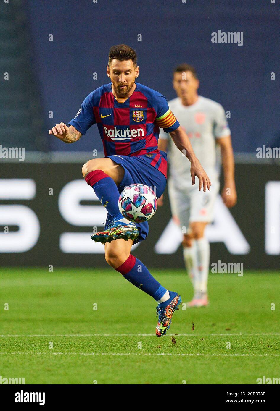 Lissabon, Lissabon, Portugal, 14. August 2020. Lionel MESSI, Barca 10 mit Ball im Viertelfinale UEFA Champions League Finalturnier FC BAYERN MÜNCHEN - FC BARCELONA 8-2 in der Saison 2019/2020, FCB, München, Barca © Peter Schatz / Alamy Live News / Pool - die UEFA-VORSCHRIFTEN VERBIETEN DIE VERWENDUNG VON FOTOS als BILDSEQUENZEN und/oder QUASI-VIDEO - Nationale und internationale Nachrichtenagenturen AUSSCHLIESSLICH zur redaktionellen Verwendung Stockfoto