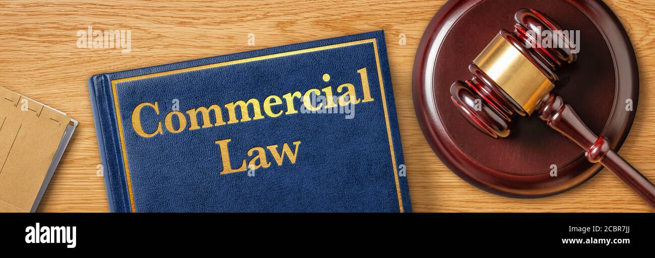 Ein Gavel mit einem Gesetzbuch - Handelsrecht Stockfoto