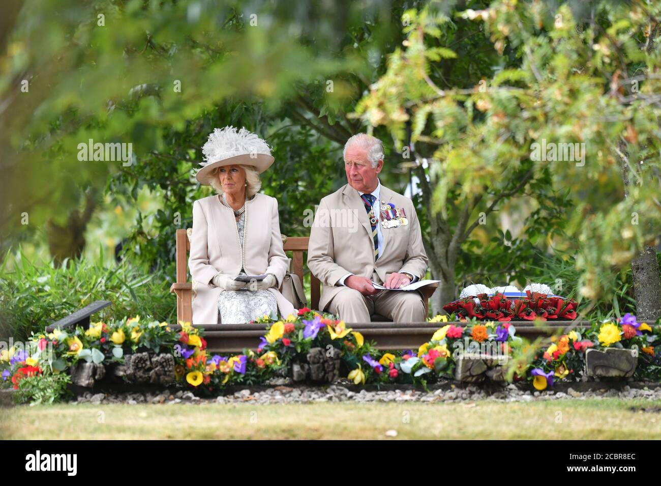 Der Prinz von Wales und die Herzogin von Cornwall beim Royal British Legion Service of Memoration am Sumatra Railway Memorial während des nationalen Gedenkgottesdienstes anlässlich des 75. Jahrestages des VJ Day im National Memorial Arboretum in Alrewas, Staffordshire. Stockfoto