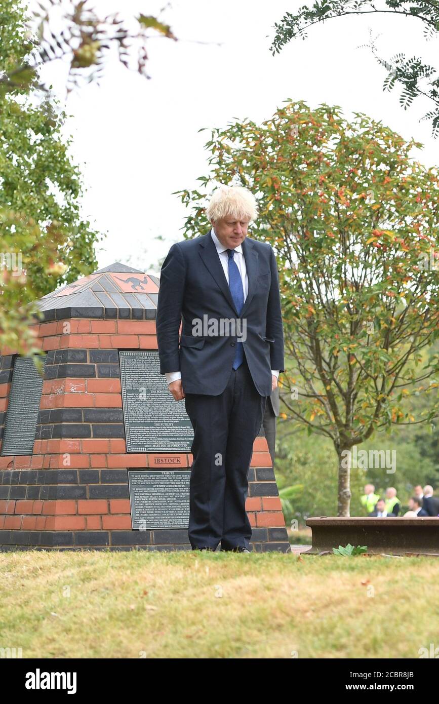 Premierminister Boris Johnson legt während des nationalen Gedenkgottesdienstes anlässlich des 75. Jahrestages des VJ-Tages im National Memorial Arboretum in Alrewas, Staffordshire, einen Kranz beim Royal British Legion Service of Comemoration am Sumatra Railway Memorial. Stockfoto
