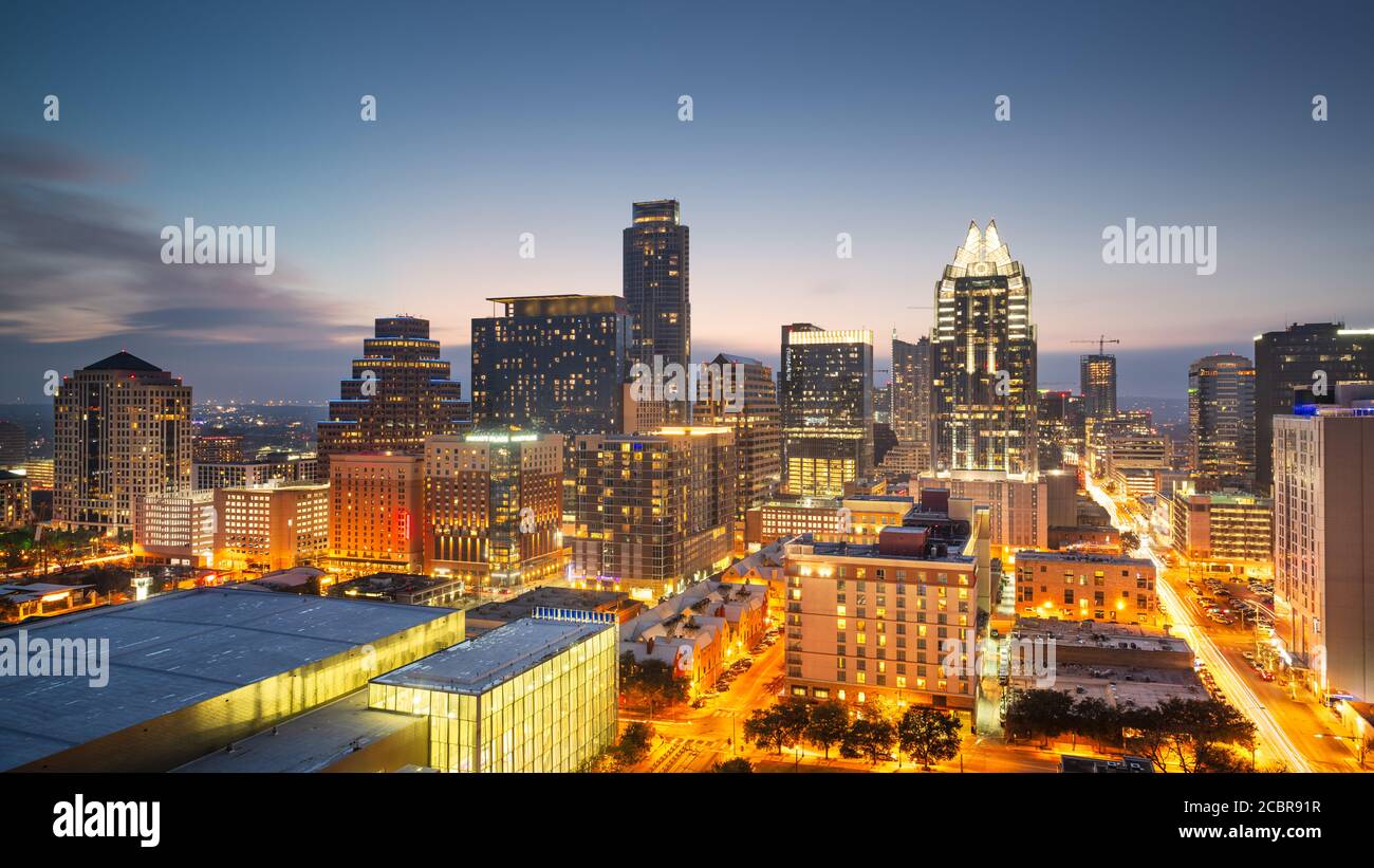 Austin, Texas, USA Skyline auf dem Dach in der Abenddämmerung. Stockfoto