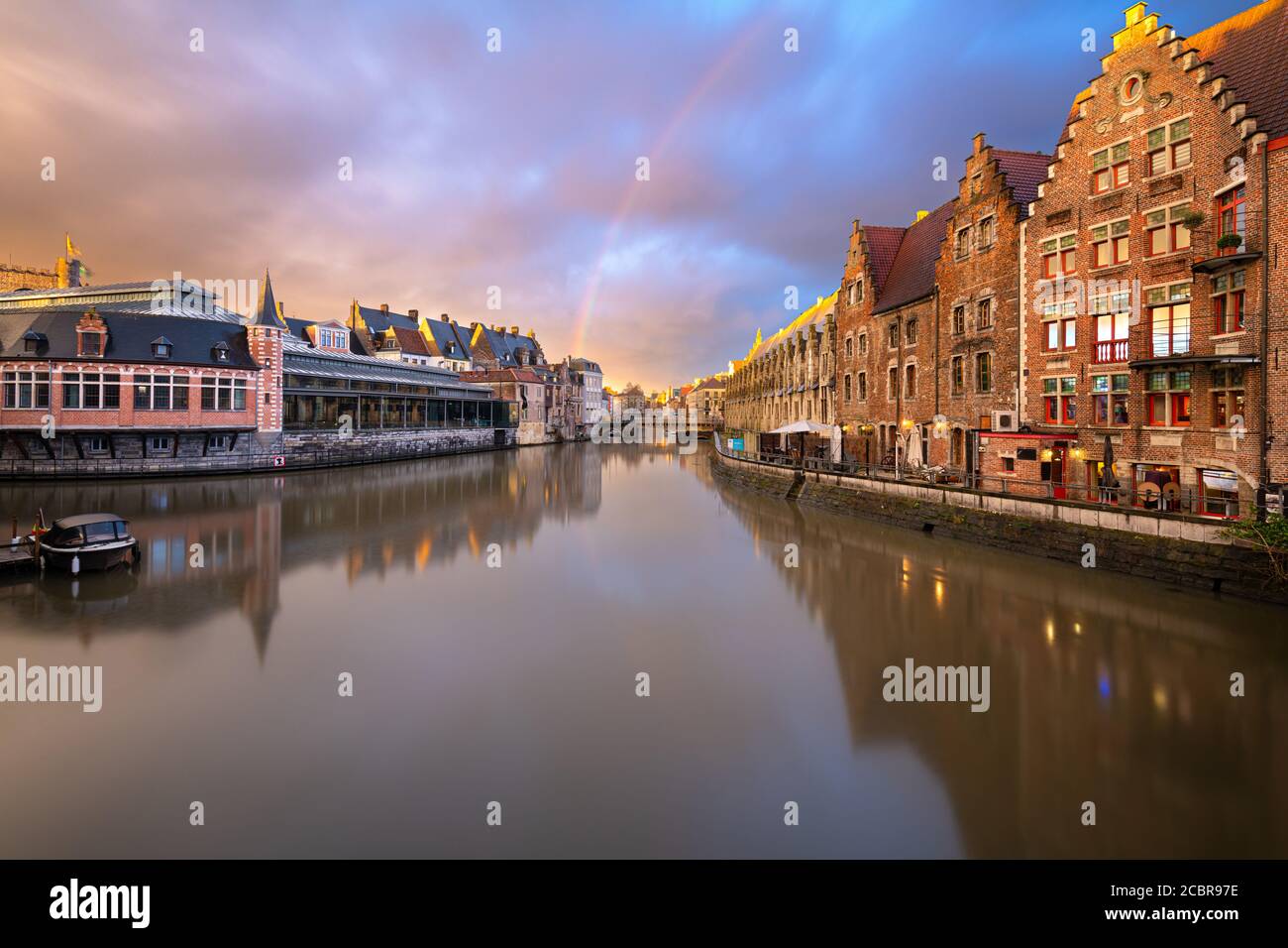 Gent, Belgien Altstadt Stadtbild an der Leie Fluss in der Dämmerung. Stockfoto