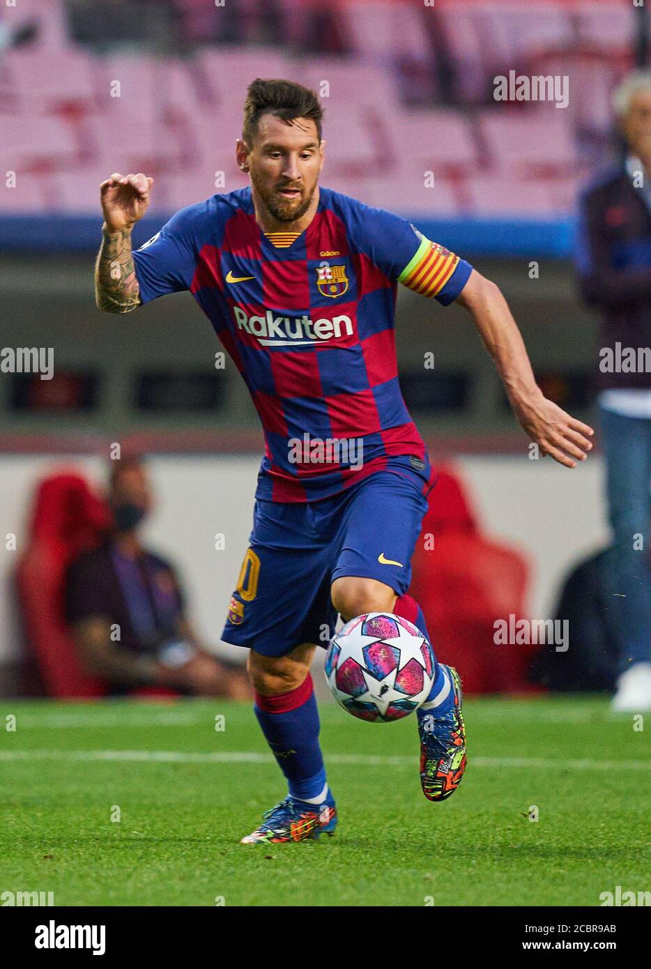 Lissabon, Lissabon, Portugal, 14. August 2020. Lionel MESSI, Barca 10 mit Ball im Viertelfinale UEFA Champions League Finalturnier FC BAYERN MÜNCHEN - FC BARCELONA 8-2 in der Saison 2019/2020, FCB, München, Barca © Peter Schatz / Alamy Live News / Pool - die UEFA-VORSCHRIFTEN VERBIETEN DIE VERWENDUNG VON FOTOS als BILDSEQUENZEN und/oder QUASI-VIDEO - Nationale und internationale Nachrichtenagenturen AUSSCHLIESSLICH zur redaktionellen Verwendung Stockfoto