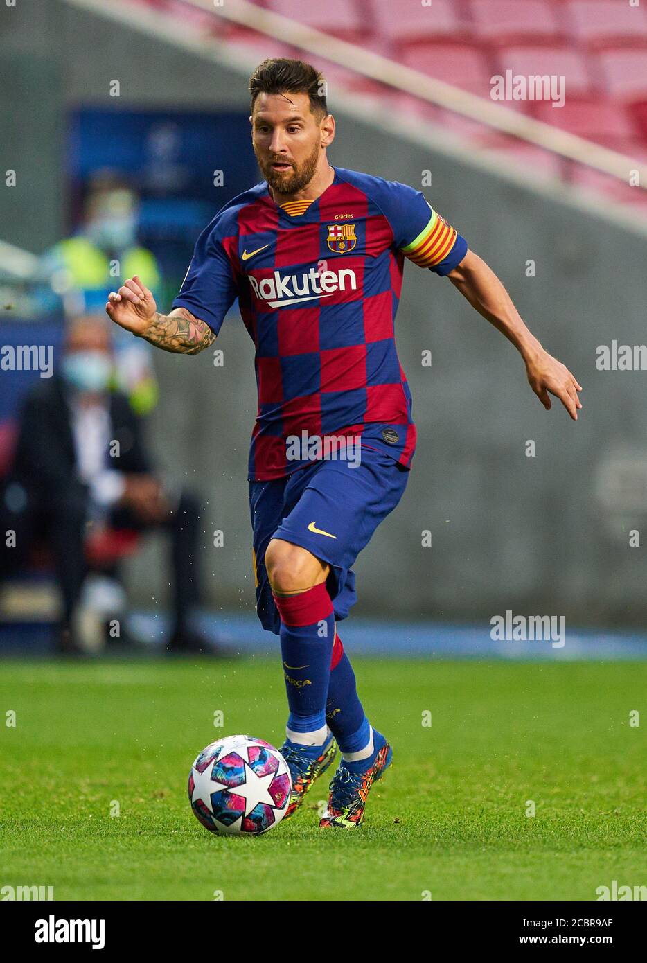 Lissabon, Lissabon, Portugal, 14. August 2020. Lionel MESSI, Barca 10 mit Ball im Viertelfinale UEFA Champions League Finalturnier FC BAYERN MÜNCHEN - FC BARCELONA 8-2 in der Saison 2019/2020, FCB, München, Barca © Peter Schatz / Alamy Live News / Pool - die UEFA-VORSCHRIFTEN VERBIETEN DIE VERWENDUNG VON FOTOS als BILDSEQUENZEN und/oder QUASI-VIDEO - Nationale und internationale Nachrichtenagenturen AUSSCHLIESSLICH zur redaktionellen Verwendung Stockfoto