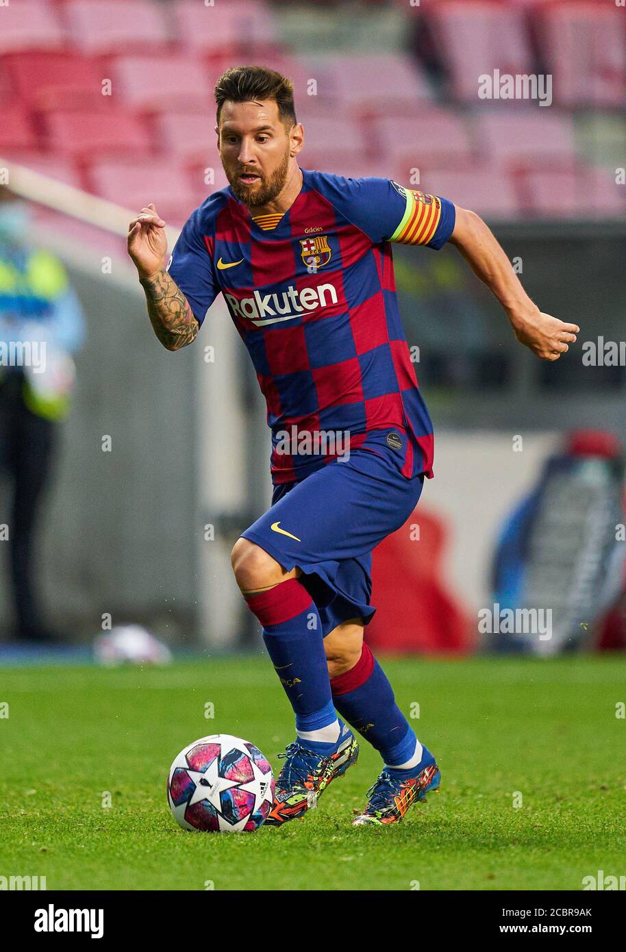 Lissabon, Lissabon, Portugal, 14. August 2020. Lionel MESSI, Barca 10 mit Ball im Viertelfinale UEFA Champions League Finalturnier FC BAYERN MÜNCHEN - FC BARCELONA 8-2 in der Saison 2019/2020, FCB, München, Barca © Peter Schatz / Alamy Live News / Pool - die UEFA-VORSCHRIFTEN VERBIETEN DIE VERWENDUNG VON FOTOS als BILDSEQUENZEN und/oder QUASI-VIDEO - Nationale und internationale Nachrichtenagenturen AUSSCHLIESSLICH zur redaktionellen Verwendung Stockfoto