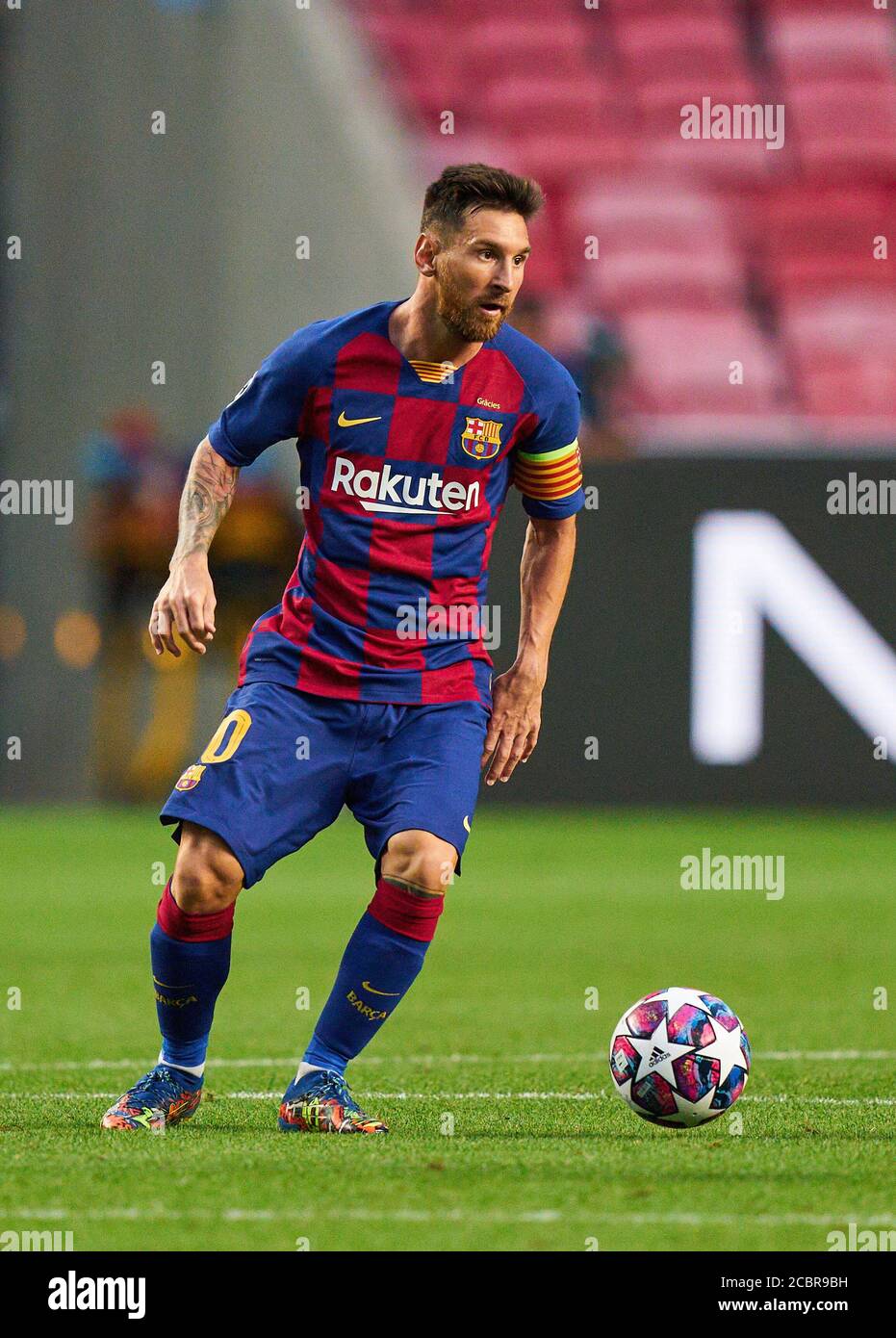 Lissabon, Lissabon, Portugal, 14. August 2020. Lionel MESSI, Barca 10 mit Ball im Viertelfinale UEFA Champions League Finalturnier FC BAYERN MÜNCHEN - FC BARCELONA 8-2 in der Saison 2019/2020, FCB, München, Barca © Peter Schatz / Alamy Live News / Pool - die UEFA-VORSCHRIFTEN VERBIETEN DIE VERWENDUNG VON FOTOS als BILDSEQUENZEN und/oder QUASI-VIDEO - Nationale und internationale Nachrichtenagenturen AUSSCHLIESSLICH zur redaktionellen Verwendung Stockfoto