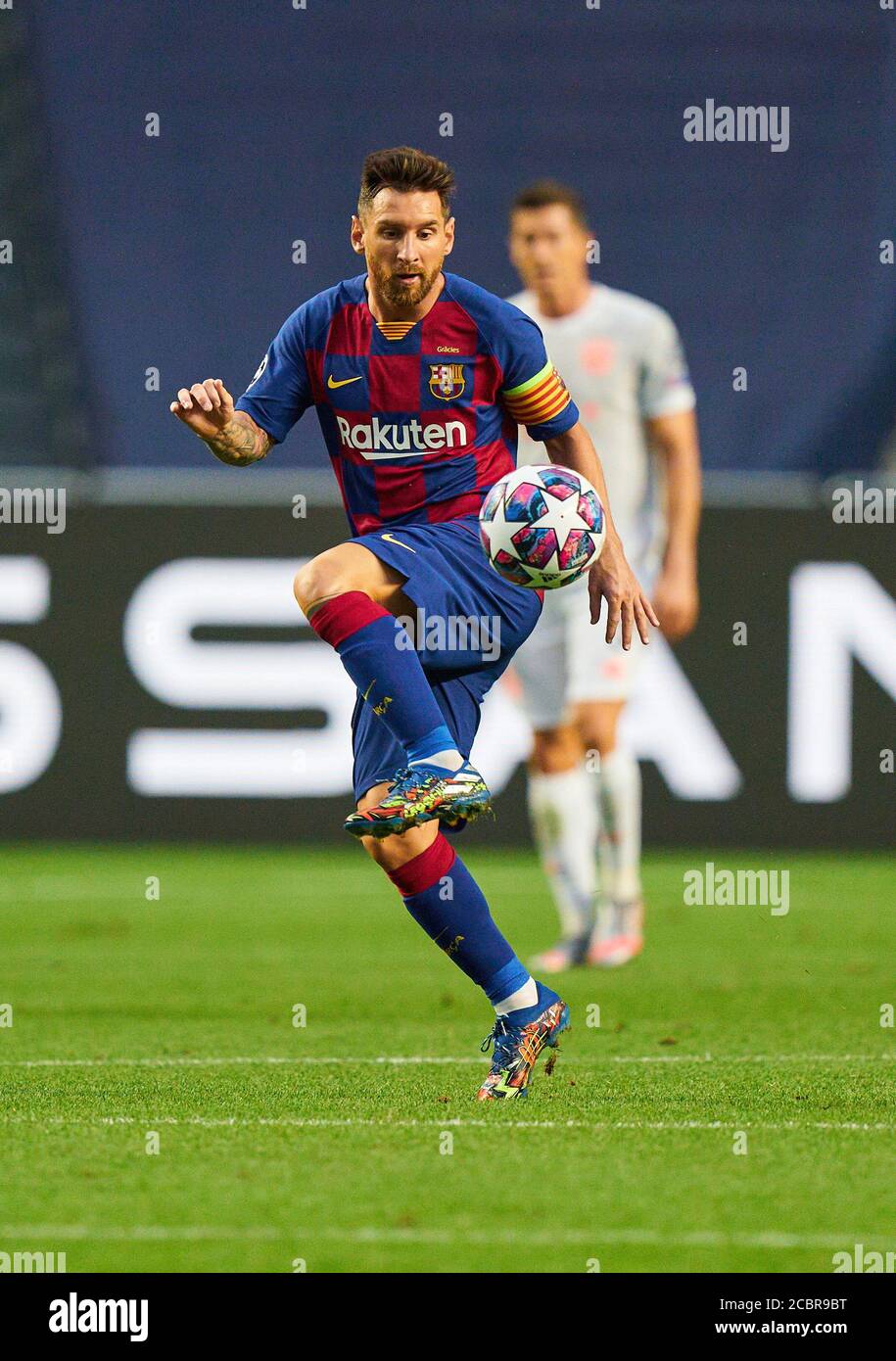 Lissabon, Lissabon, Portugal, 14. August 2020. Lionel MESSI, Barca 10 mit Ball im Viertelfinale UEFA Champions League Finalturnier FC BAYERN MÜNCHEN - FC BARCELONA 8-2 in der Saison 2019/2020, FCB, München, Barca © Peter Schatz / Alamy Live News / Pool - die UEFA-VORSCHRIFTEN VERBIETEN DIE VERWENDUNG VON FOTOS als BILDSEQUENZEN und/oder QUASI-VIDEO - Nationale und internationale Nachrichtenagenturen AUSSCHLIESSLICH zur redaktionellen Verwendung Stockfoto