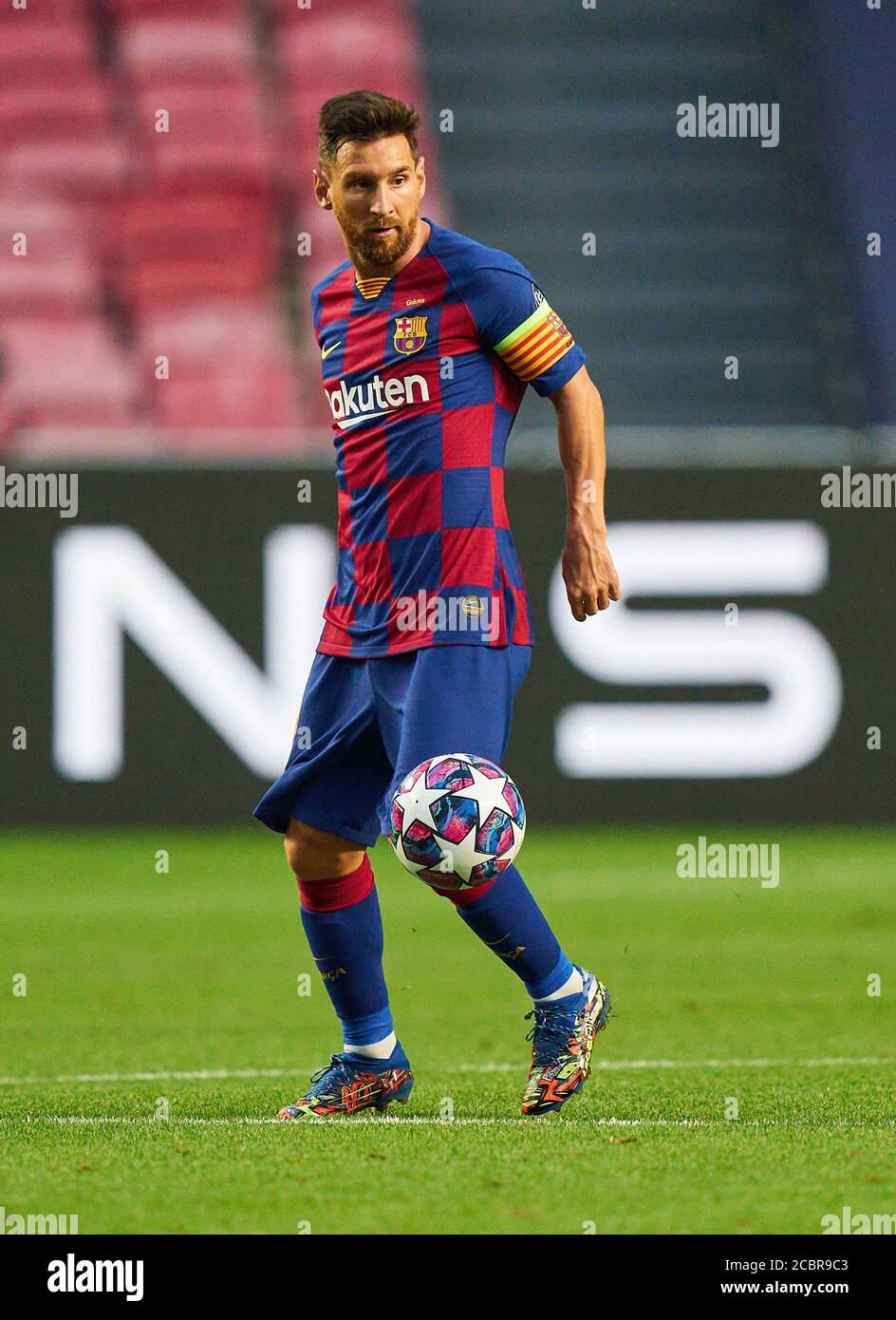 Lissabon, Lissabon, Portugal, 14. August 2020. Lionel MESSI, Barca 10 mit Ball im Viertelfinale UEFA Champions League Finalturnier FC BAYERN MÜNCHEN - FC BARCELONA 8-2 in der Saison 2019/2020, FCB, München, Barca © Peter Schatz / Alamy Live News / Pool - die UEFA-VORSCHRIFTEN VERBIETEN DIE VERWENDUNG VON FOTOS als BILDSEQUENZEN und/oder QUASI-VIDEO - Nationale und internationale Nachrichtenagenturen AUSSCHLIESSLICH zur redaktionellen Verwendung Stockfoto