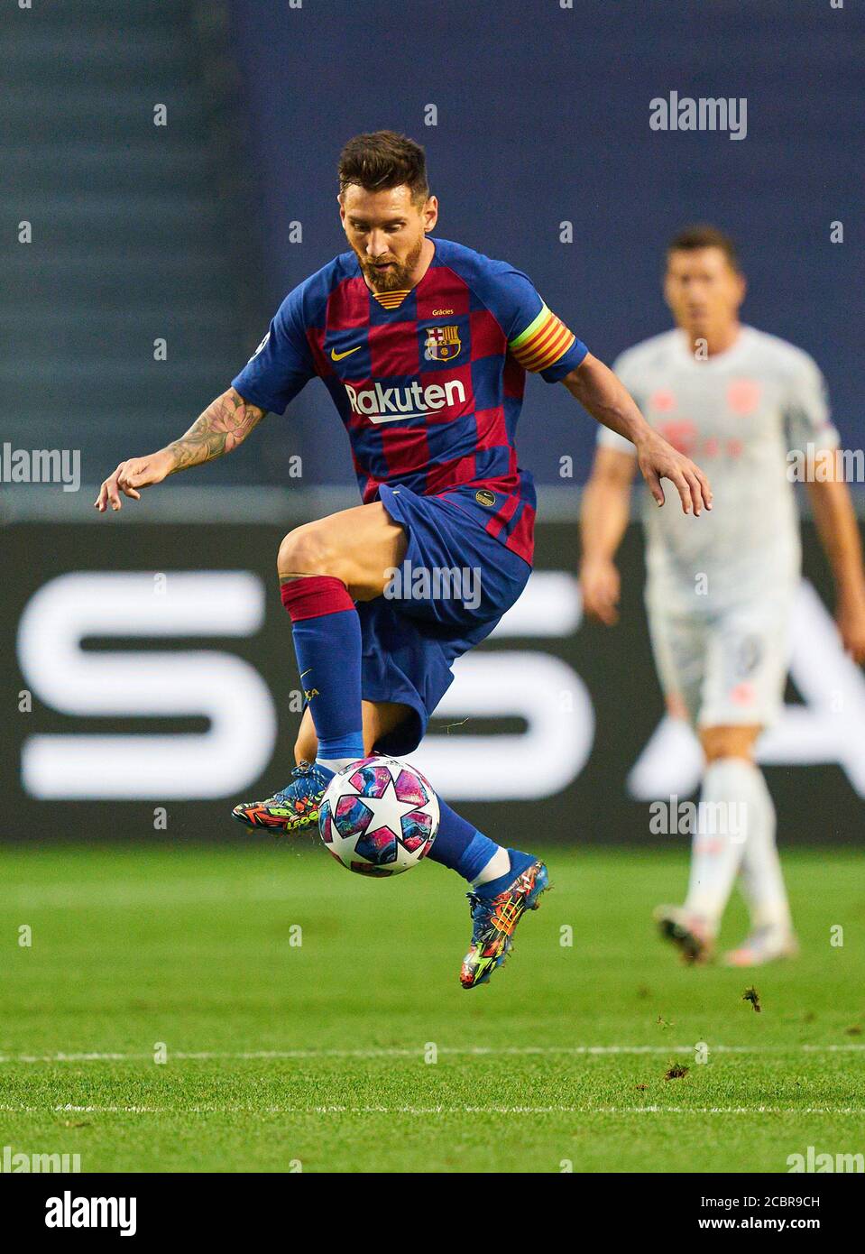 Lissabon, Lissabon, Portugal, 14. August 2020. Lionel MESSI, Barca 10 mit Ball im Viertelfinale UEFA Champions League Finalturnier FC BAYERN MÜNCHEN - FC BARCELONA 8-2 in der Saison 2019/2020, FCB, München, Barca © Peter Schatz / Alamy Live News / Pool - die UEFA-VORSCHRIFTEN VERBIETEN DIE VERWENDUNG VON FOTOS als BILDSEQUENZEN und/oder QUASI-VIDEO - Nationale und internationale Nachrichtenagenturen AUSSCHLIESSLICH zur redaktionellen Verwendung Stockfoto