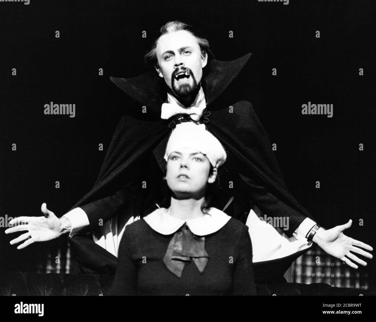 DRACULA von Bram Stoker Dramatisiert von Hamilton Dean & John L Balderston Design: Jane Ripley Beleuchtung: Graham Large Regie: Alan Dossor Tracey Ullman (Lucy Seward), Robin Hooper (Count Dracula) The Young Vic, London SE1 04/12/1980 (c) Donald Cooper Stockfoto