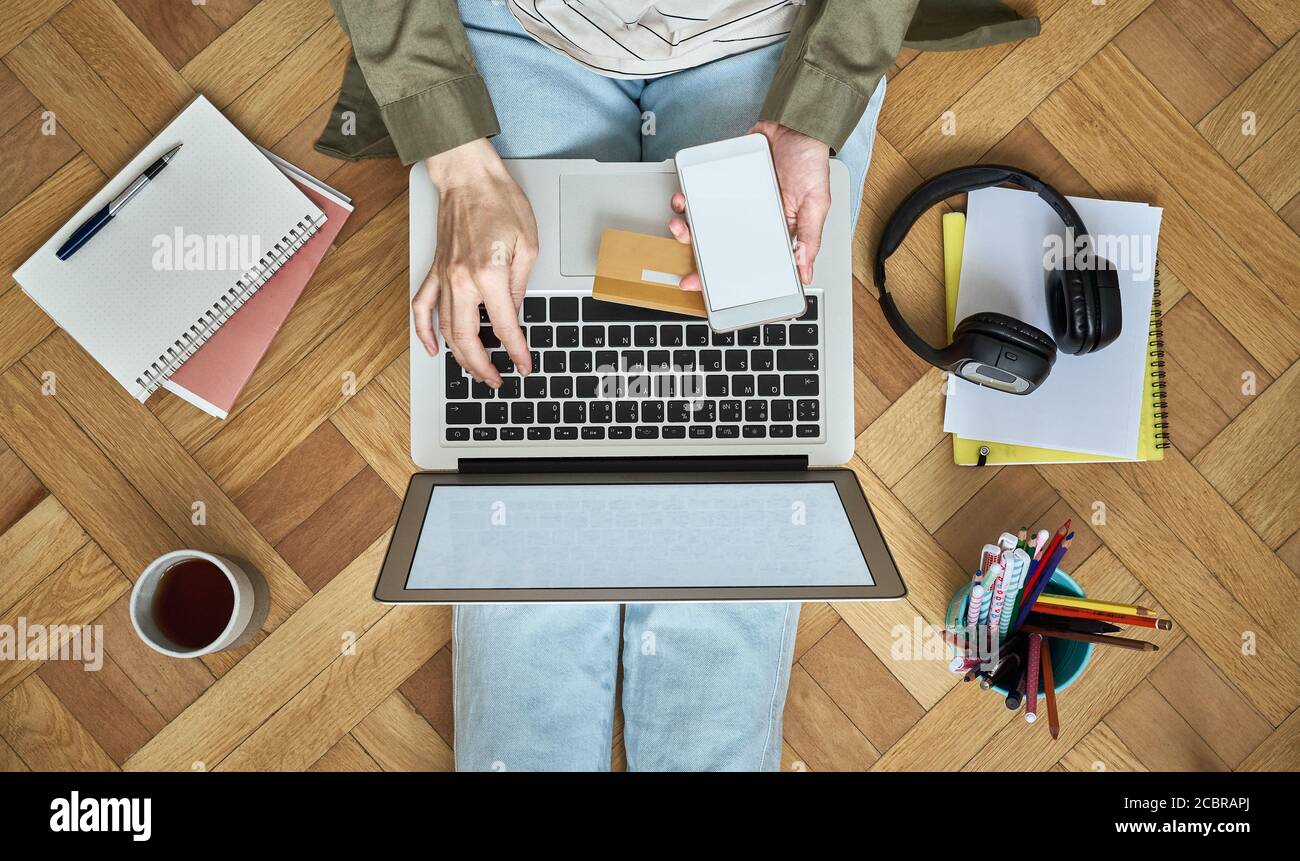 Online-Shopping-Konzept. Nicht erkennbare Frau zahlen für Einkäufe mit Kreditkarte Stockfoto