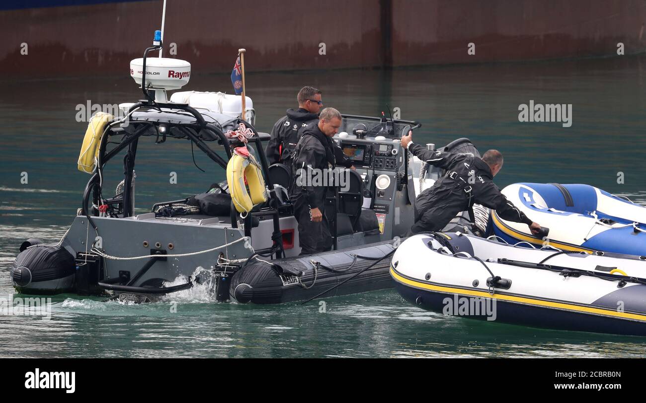 Die Grenzschutzbeamten schleppen kleine Boote nach Dover, Kent, nach einer Reihe von Zwischenfällen mit kleinen Booten im Ärmelkanal heute. Stockfoto