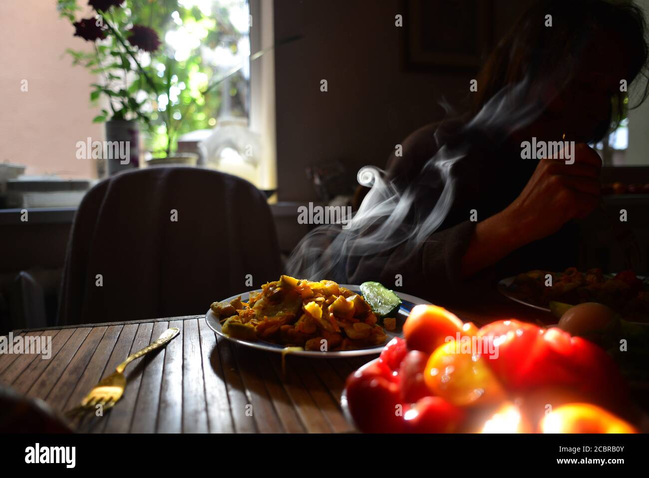 Frische heiße dampfende Mahlzeit, mit Tomaten Stockfoto