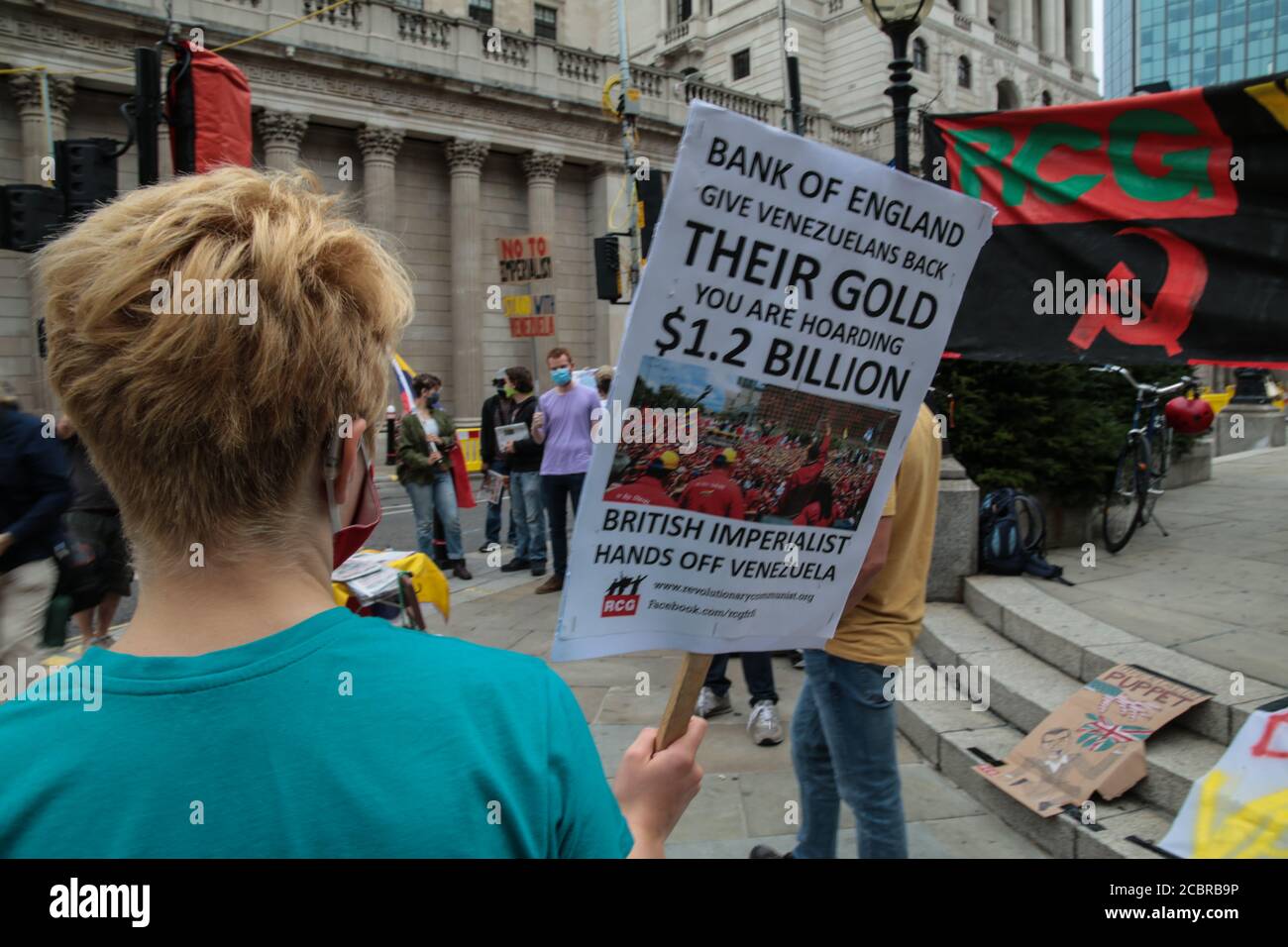 London Großbritannien 15. August 2020 Demonstranten versammelten sich vor der Bank of England, um gegen das zu protestieren, was sie als Bruch des Völkerrechts durch den Londoner High Court of Justice ansehen, der am 2. Juli gegen die Rückführung von 31 Tonnen Venezuelas Gold entschied, das für den Notfall verwendet werden sollte Covid-19-Bestimmungen. Die Bank of England behauptet, frei von politischem Einfluss zu sein, aber die britische Regierung hat bereits ihre Absicht bekundet, venezolanische Goldlagerstätten einzufrieren. Kredit: Paul Quezada-Neiman/Alamy Live Nachrichten Stockfoto