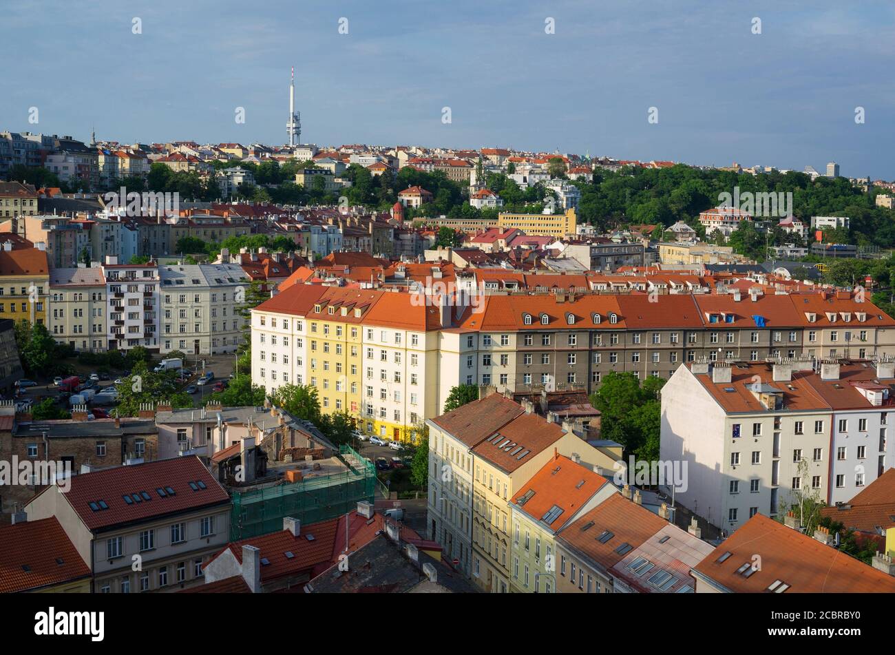 Vinohrady Bezirk, Zizkov Fernsehkommunikationsturm und Sender im Hintergrund, Prag, Tschechische Republik / Tschechien - Luftaufnahme der Straße Stockfoto