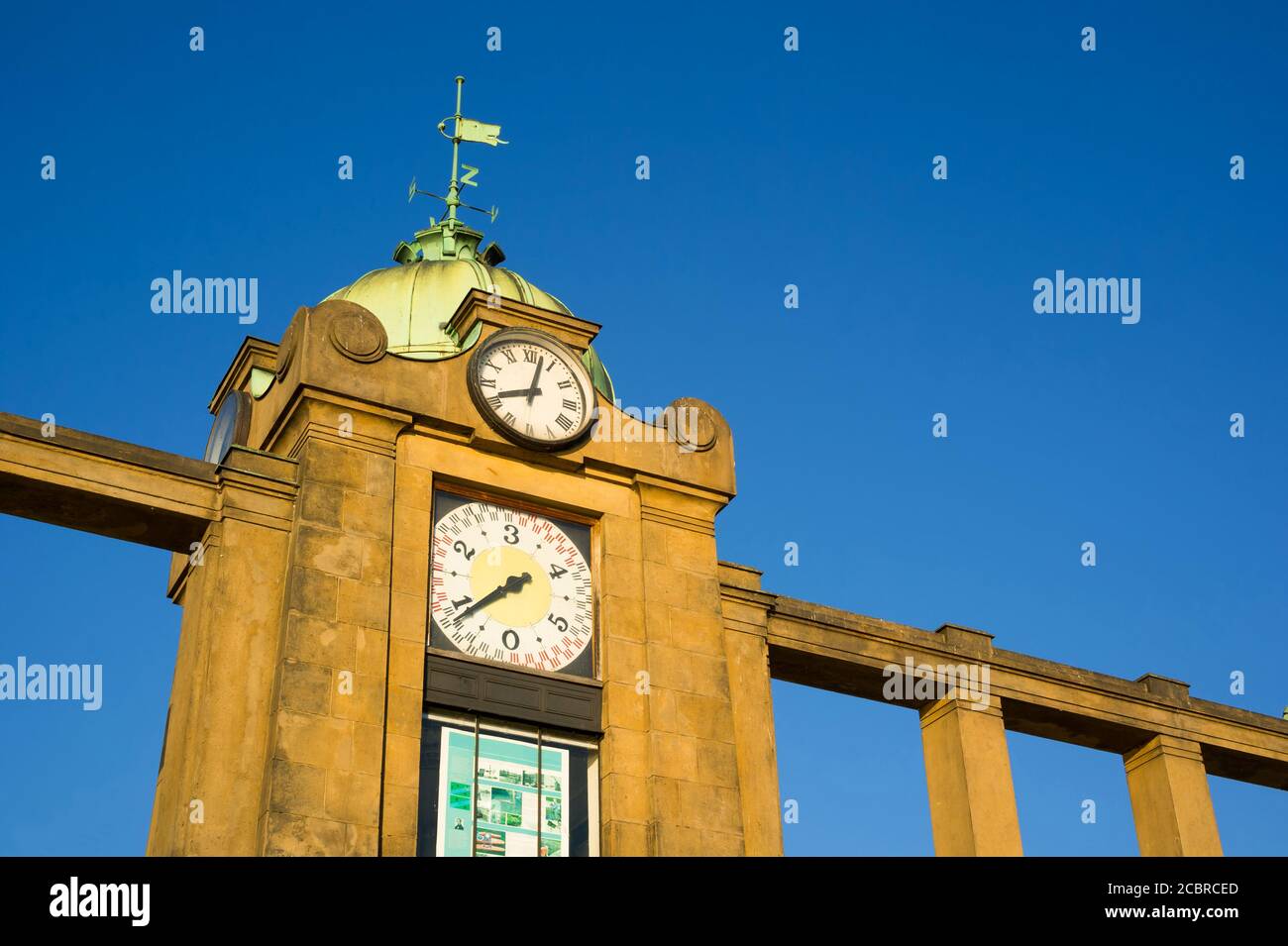 Wasserspiegel-Aufzeichnungsturm (limnigraph), Vyton, Rasinovo Damm, Prag, Tschechische Republik / Tschechien - schönes altes Gebäude in Naplavka Bereich. Stockfoto