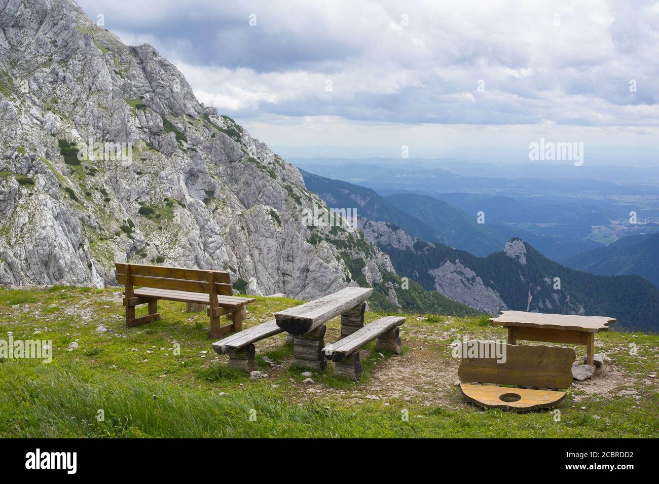 Kamnik Sattel ( Kamnisko sedlo ), Kamnik-Savinja Alpen, Slowenische Alpen, Slowenien, Europa - rustikale Holzbank, Tisch und schöne Natur mit felsigen p Stockfoto