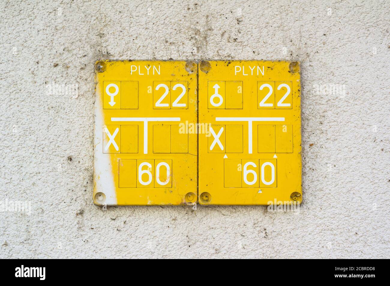 Gelber Tisch an der Wand. Tschechischer Text Plyn (Gas) ist auf dem Schild. Das Blatt beschreibt und lokalisiert die Rohrleitungen und das Netzwerk für die Gasverteilung von Gaswerken nach Stockfoto