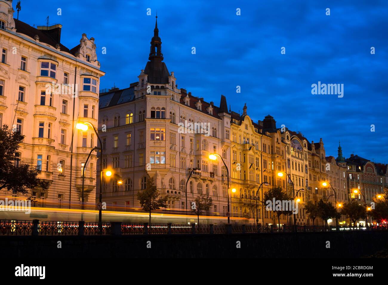 Prag, Tschechische Republik / Tschechien - schöne und dekorierte historische Stadthäuser am Masaryk-Damm sind im Stil einer Sezession gebaut. Wohnarchitektur Stockfoto