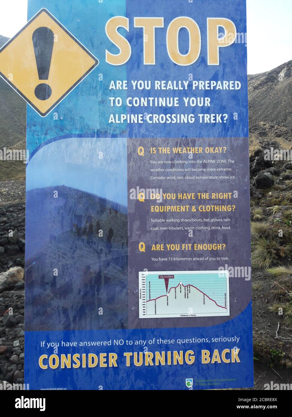 Stopp. Denken Sie daran, ein Schild am Anfang des Weges zurückzudrehen. Tongariro Nationalpark / Neuseeland Stockfoto