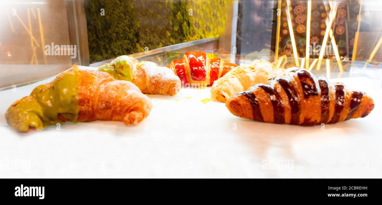 Set von frischen Croissants in der Bäckerei Stockfoto