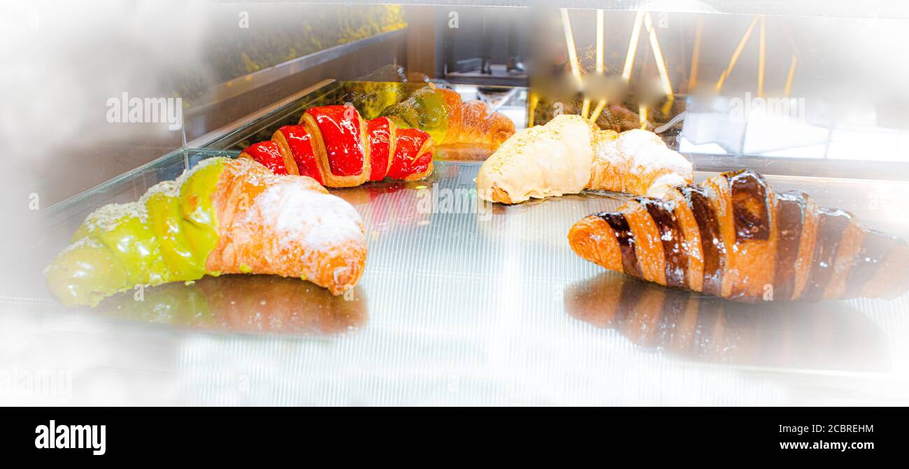 Set von frischen Croissants in der Bäckerei Stockfoto