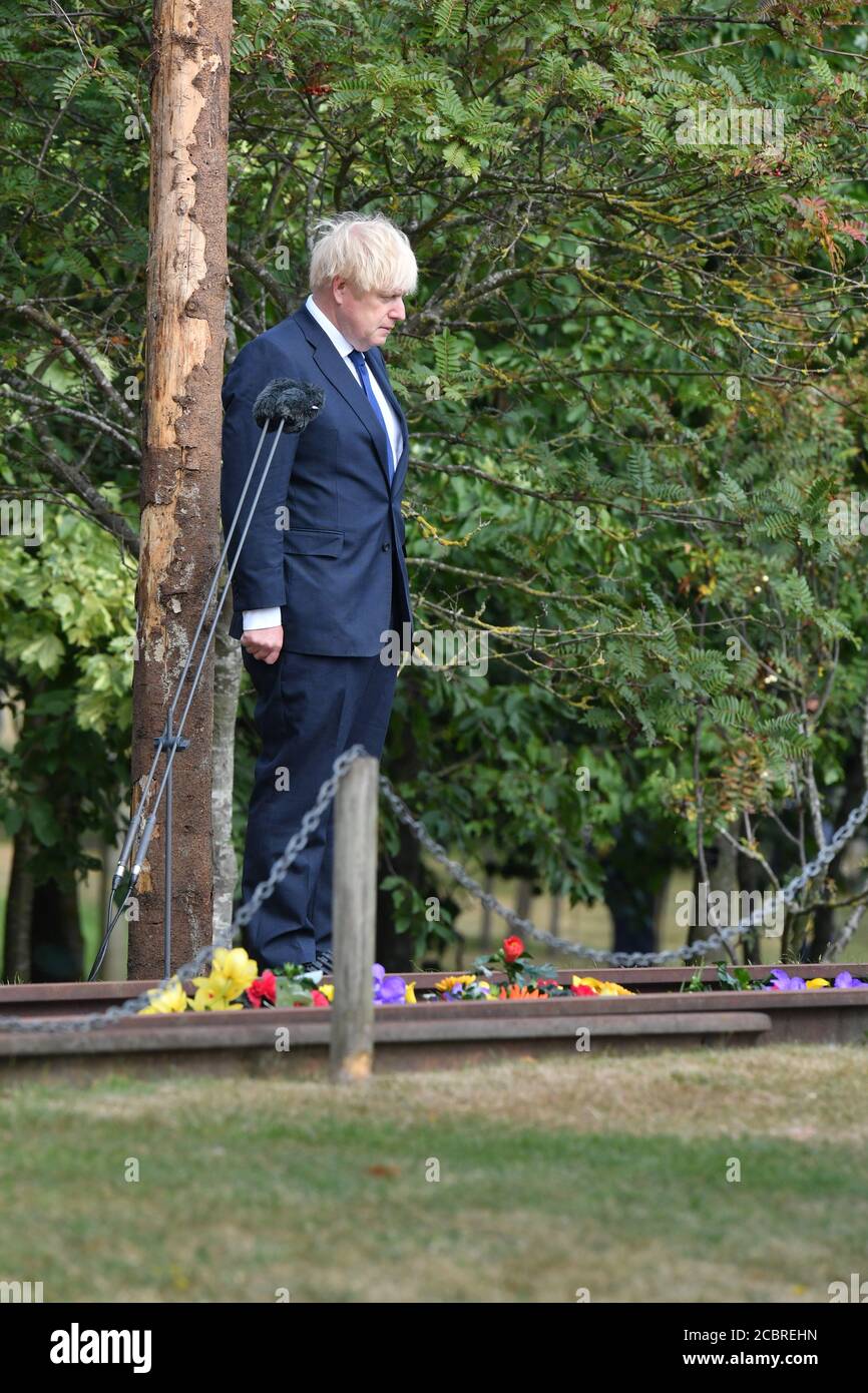 Premierminister Boris Johnson spricht während des Gedenkgottesdienstes der Royal British Legion im Sumatra Railway Memorial während des nationalen Gedenkgottesdienstes anlässlich des 75. Jahrestages des VJ Day im National Memorial Arboretum in Alrewas, Staffordshire. Stockfoto