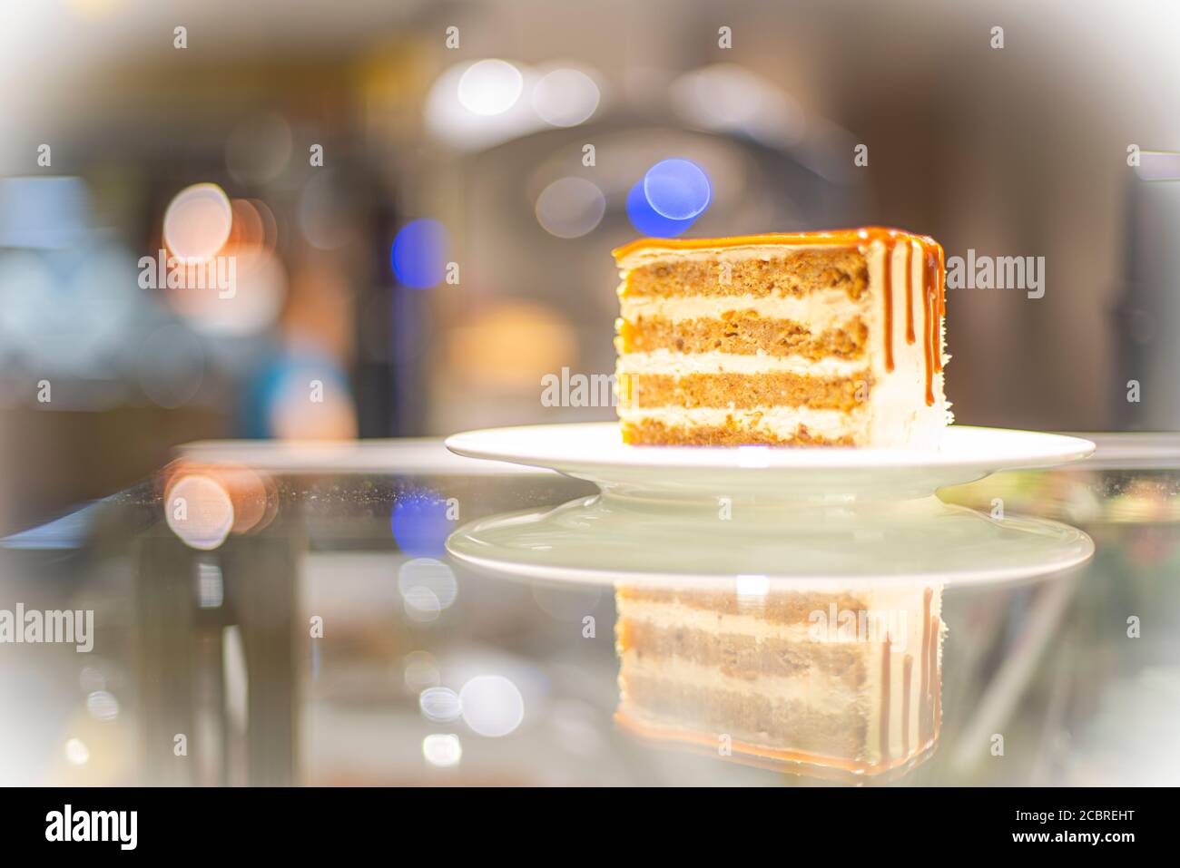 Ein Karamellkuchen mit Bokeh und Reflexion Stockfoto