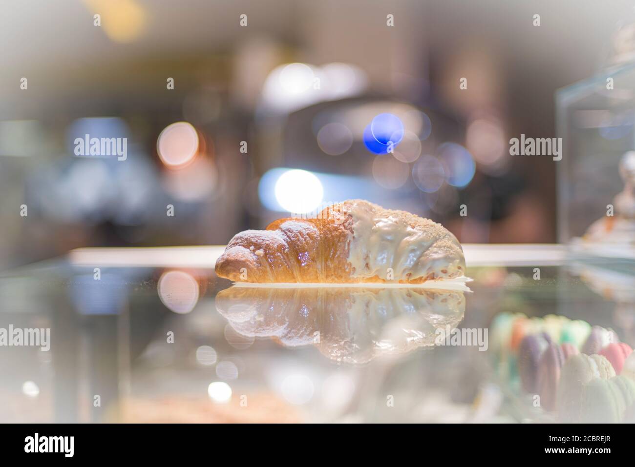 Ein Croissant in der Bäckerei Stockfoto