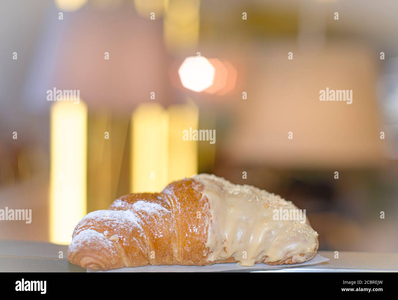 Ein Croissant in der Bäckerei Stockfoto