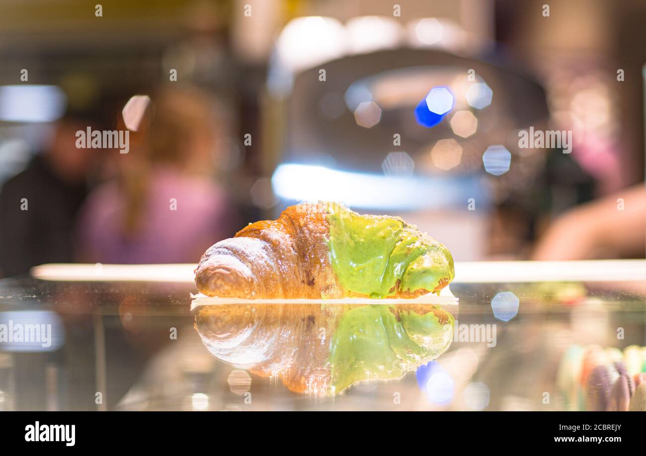 Ein Croissant in der Bäckerei Stockfoto