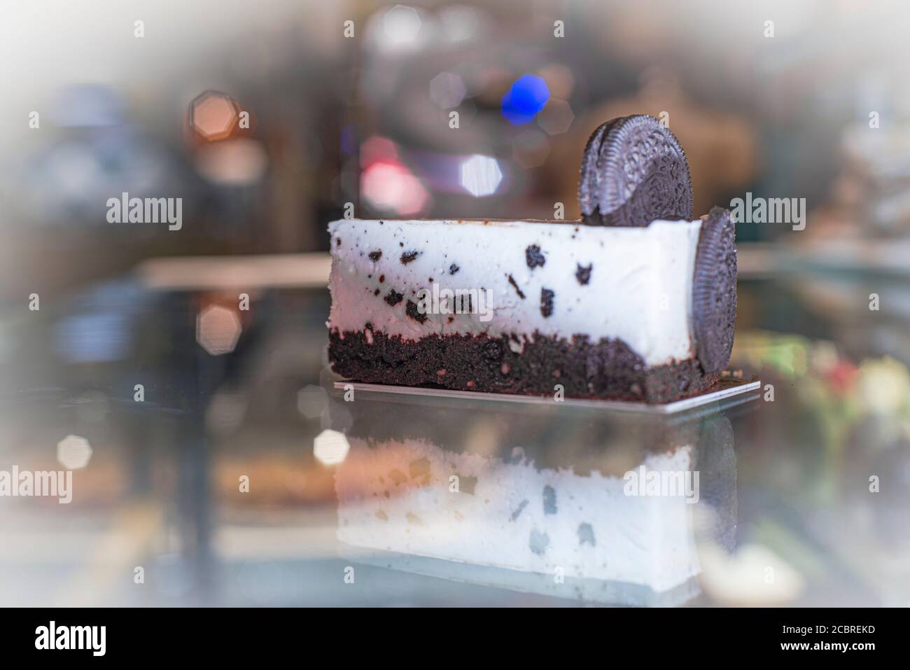 Ein Schokoladenkäse Kuchen mit Bokeh und Reflexion Stockfoto