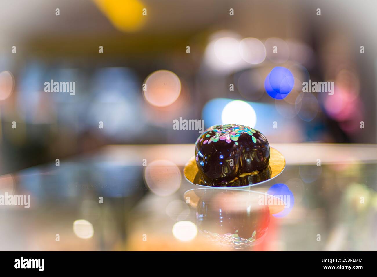 Herzförmiges Dessert, glasiert von Schokolade Stockfoto