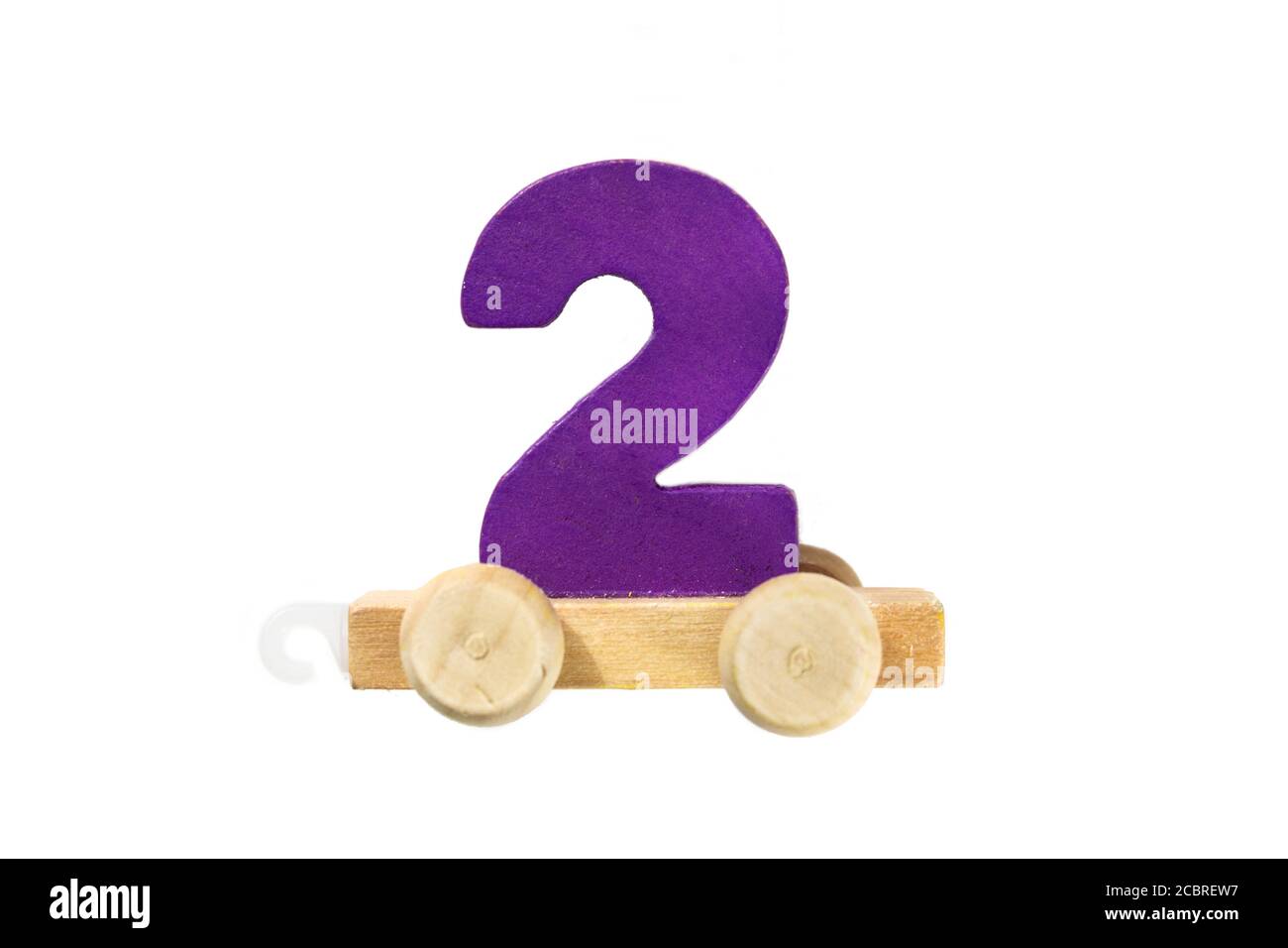 Holzspielzeug Zug mit Gleis Nummer zwei. Lernen, machen. Holznummer zwei. Konzept der Kinderschule. Lernspiele Stockfoto
