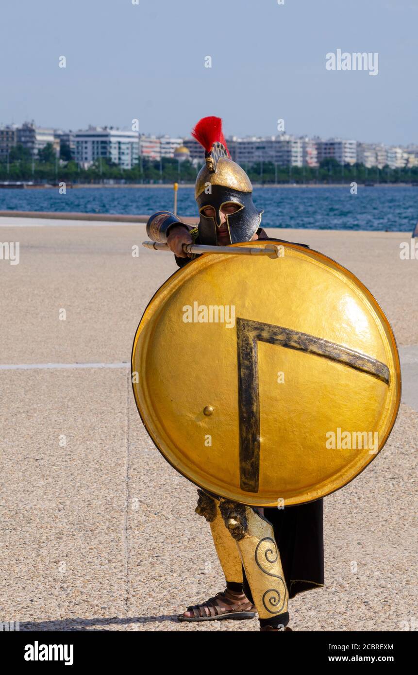 Mann gekleidet als ein alter griechischer Hoplite-Soldat, um Kunden auf eine Mini-Kreuzfahrt in Thessaloniki Griechenland zu locken - Foto: Geopix/Alamy Stock Photo Stockfoto