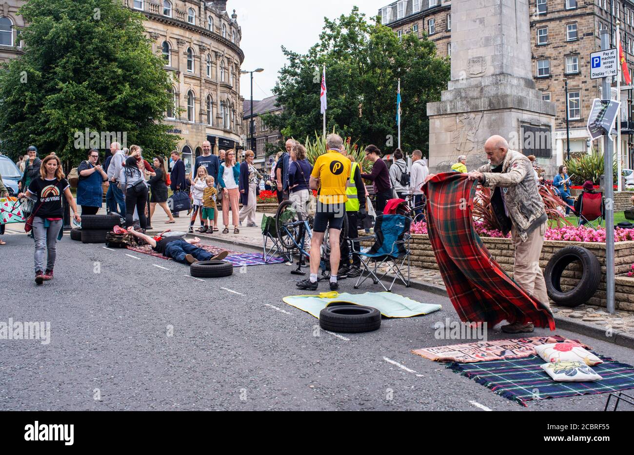 Harrogate, North Yorkshire, Großbritannien. August 2020. Mitglieder des Extinction Rebellion erobern öffentliche Bereiche im Zentrum der Stadt zurück, indem sie Parkplätze belegen. Kredit: ernesto rogata/Alamy Live Nachrichten Stockfoto
