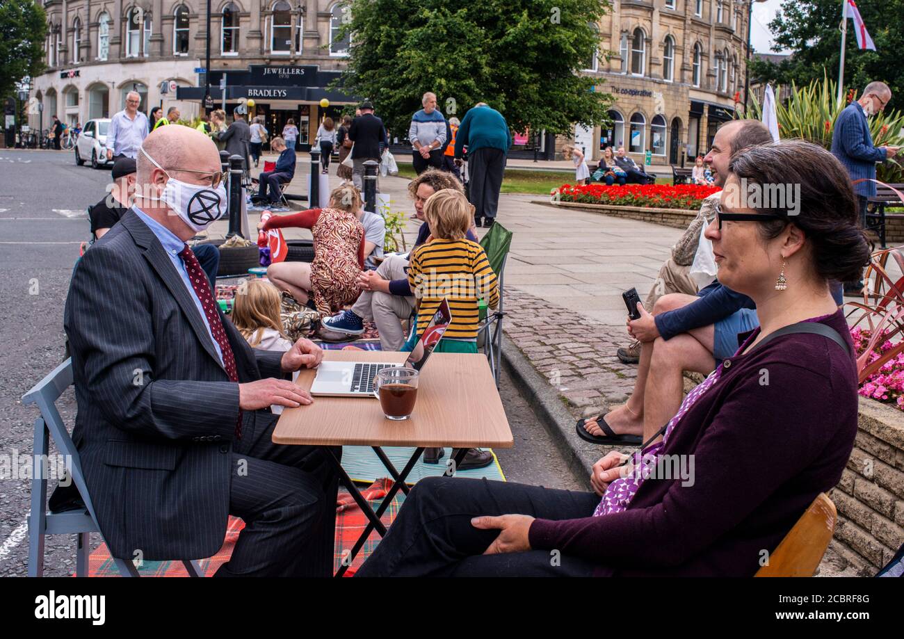 Harrogate, North Yorkshire, Großbritannien. August 2020. Mitglieder des Extinction Rebellion erobern öffentliche Bereiche im Zentrum der Stadt zurück, indem sie Parkplätze belegen. Kredit: ernesto rogata/Alamy Live Nachrichten Stockfoto