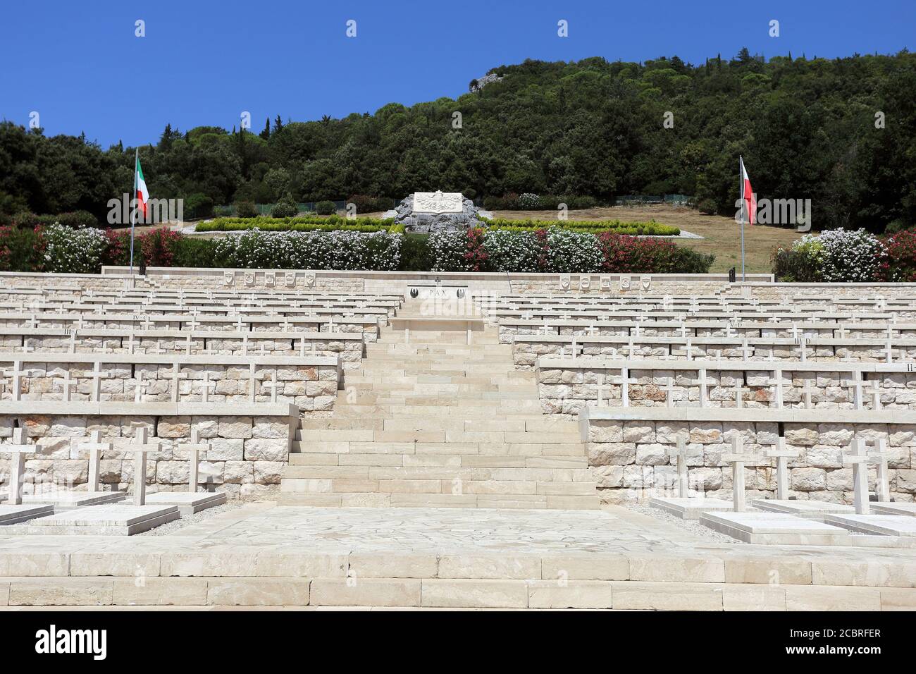 Cassino, Italien - 14. August 2020: Der polnische Militärfriedhof von Montecassino, wo mehr als tausend Soldaten des zweiten polnischen Armeekorps sind Stockfoto