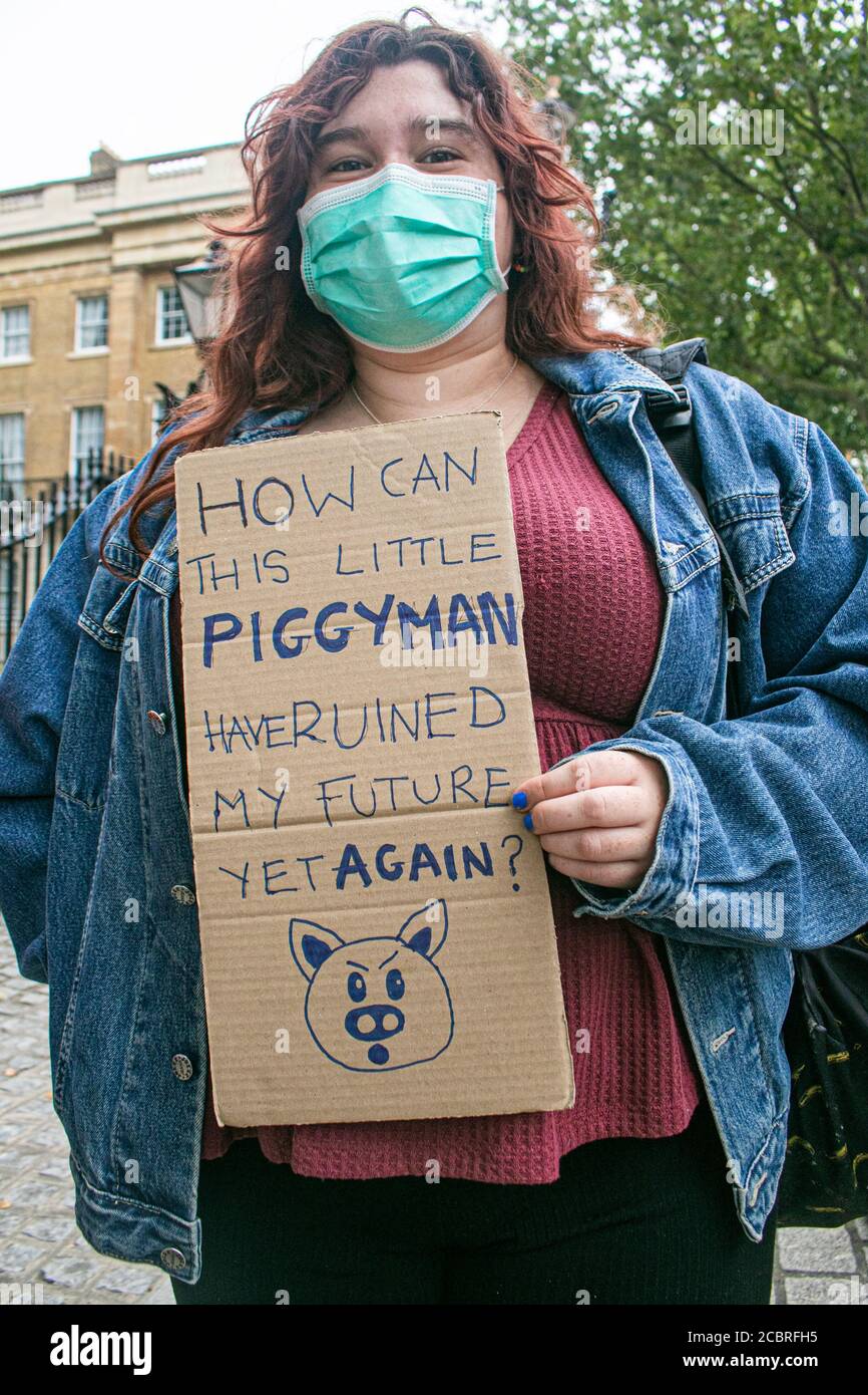 WESTMINSTER LONDON, GROSSBRITANNIEN - 15. AUGUST 2020. Studenten mit Schutzfademasken protestieren vor Downing Street Menschen als Reaktion auf die Herabstufung der A-Level-Ergebnisse, die am 13. August angekündigt wurden, da etwa 40 Prozent der Studenten heruntergestuft Ergebnisse erhalten haben und ihre Enttäuschung darüber zum Ausdruck gebracht haben, dass ihre Ergebnisse nach Abbruch der Prüfungen aufgrund eines Coronavirus heruntergestuft wurden. Kredit: amer ghazzal/Alamy Live Nachrichten Stockfoto