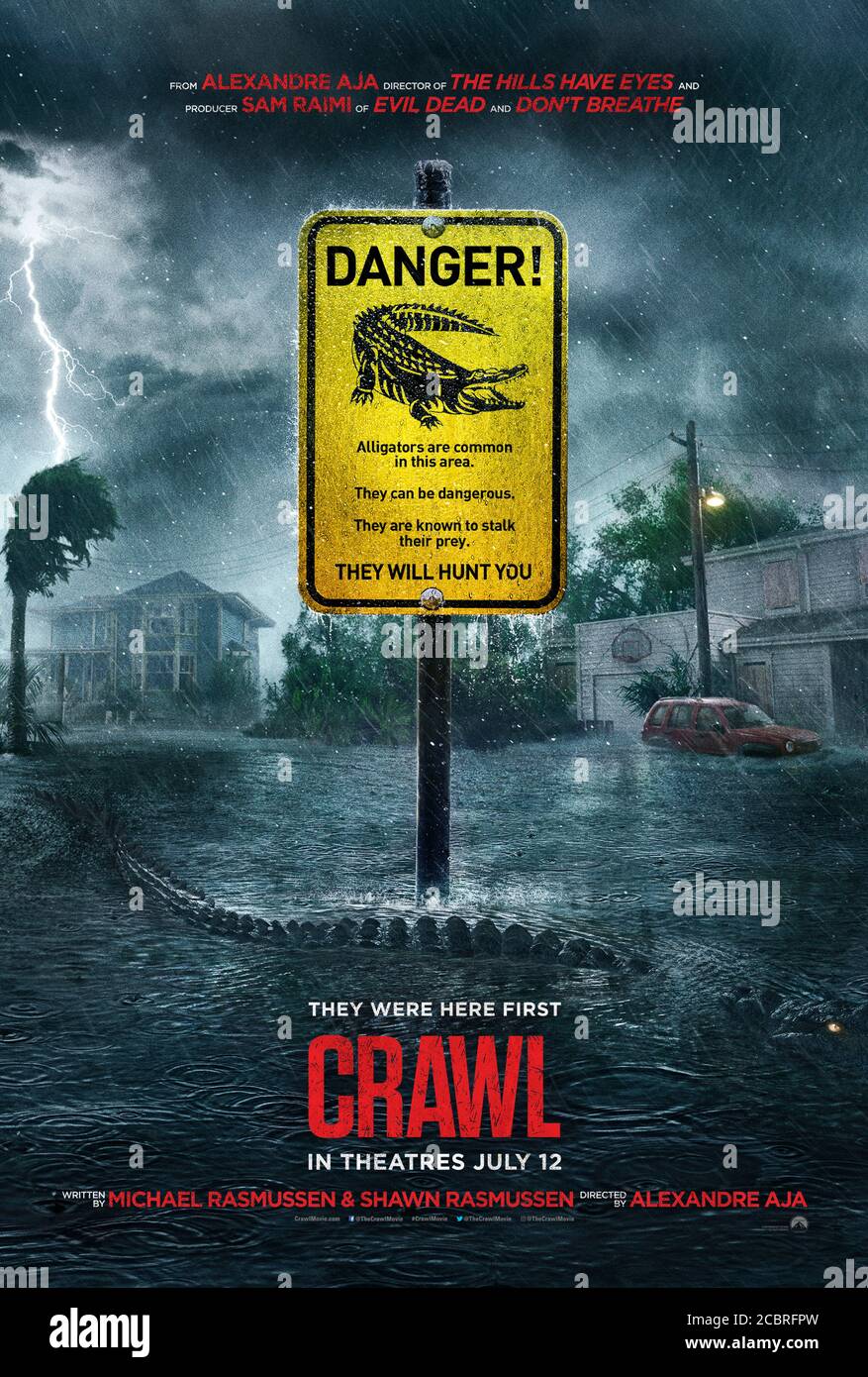 Crawl (2019) unter der Regie von Alexandre Aja mit Kaya Scodelario, Barry Pepper und Morfydd Clark. Ein Vater und eine Tochter sind mitten in einem Alligatorenbefall gestrandet, nachdem ihr Haus in Florida überflutet wurde. Stockfoto