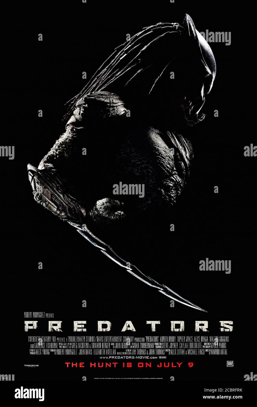 Predators (2010) unter der Regie von Nimród Antal mit Adrien Brody, Laurence Fishburne, Topher Grace und Alice Braga. Elite-Krieger finden sich Beute in einem geheimnisvollen Wald gejagt. Stockfoto