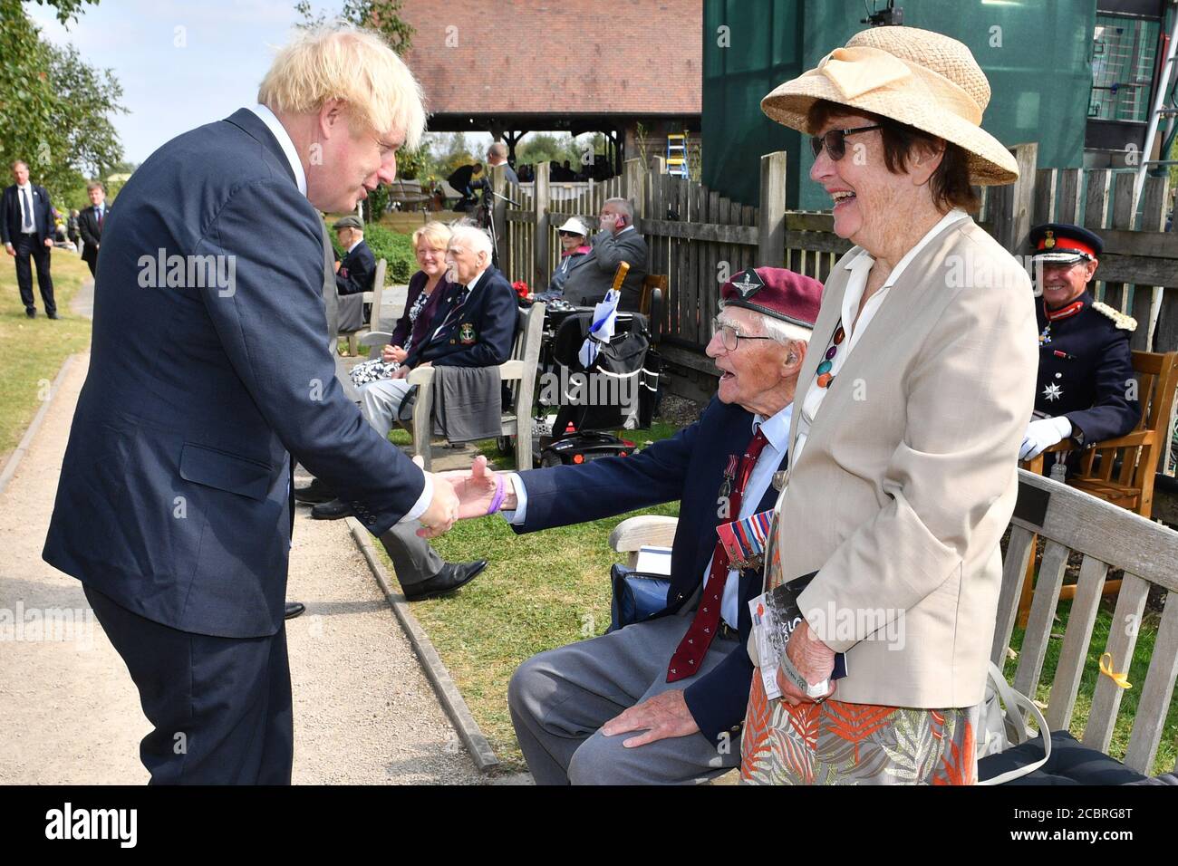 Premierminister Boris Johnson schüttelt sich die Hände mit Veteran Arnold Hutchinson vom Fallschirmregiment nach dem nationalen Gedenkdienst anlässlich des 75. Jahrestages des VJ-Tages im National Memorial Arboretum in Alrewas, Staffordshire. Stockfoto