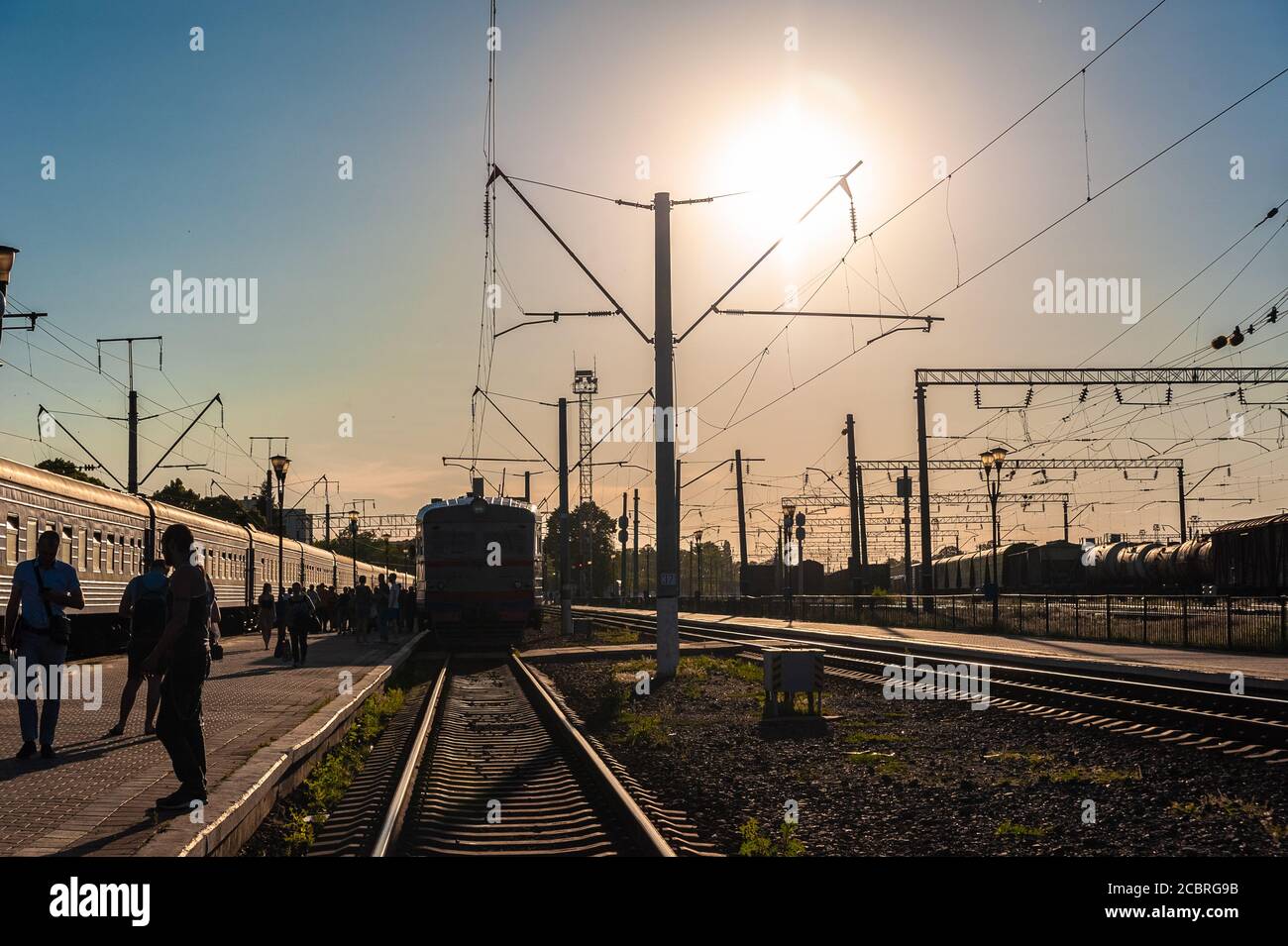 Ein alter Elektrozug fährt bis zum Bahnsteig Entlang der Schienen bei Sonnenuntergang Stockfoto