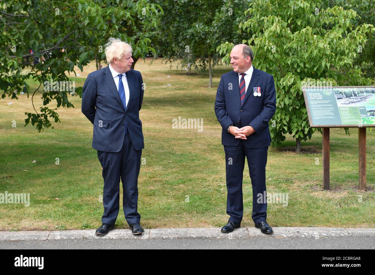 Premierminister Boris Johnson (links) und Verteidigungsminister Ben Wallace während des nationalen Gedenkgottesdienstes anlässlich des 75. Jahrestages des VJ-Tages im National Memorial Arboretum in Alrewas, Staffordshire. Stockfoto