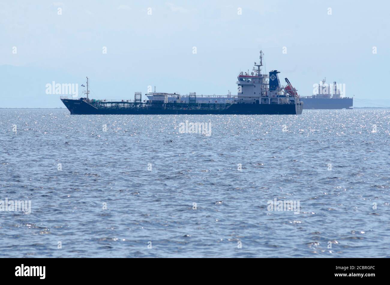 Produkt Tankschiffe verlassen den Hafen von Thessaloniki Mazedonien Griechenland - Foto: Geopix/Alamy Stock Photo Stockfoto
