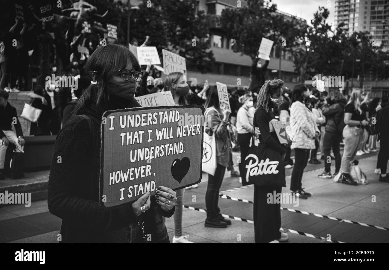 Eindhoven, Niederlande, 6/6/2020, Black Lives Matter Protest, Frau hält ein Schild mit der Aufschrift "Ich verstehe, dass ich nie verstehen werde..." Stockfoto