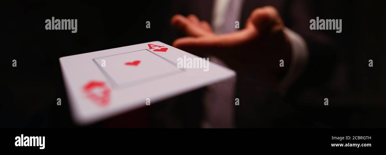 Spieler wirft Spielkarte Stockfoto