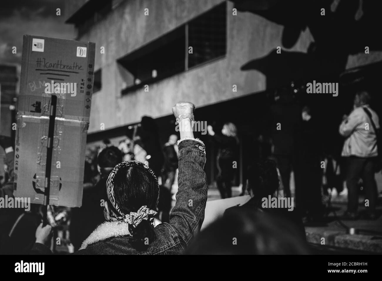 Eindhoven, Niederlande, 6/6/2020, Black Lives Matter Protest, Frau hält ihre Faust in der Luft, während sie einen Latexhandschuh während eines schwarzen Live ma trägt Stockfoto